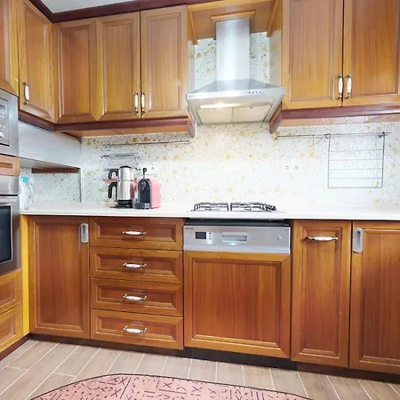 Aysem Mill Hill Apartament *